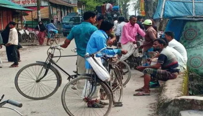 ঠাকুরগাঁওয়ে রাণীশংকৈলে  দারিদ্র্যতায় সাধারণ মানুষের জমে উঠেছে শ্রম বিক্রির হাট