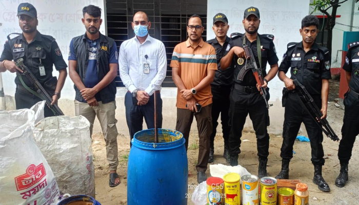 রাজধানীর কদমতলী ও ডেমরা এলাকায় ভেজাল ও নকল ঔষধ ও খাদ্য উৎপাদনকারী বিভিন্ন প্রতিষ্ঠানে র‌্যাবের ভ্রাম্যমান আদালত কর্তৃক প্রায় ৪ লক্ষ ৫০ হাজার টাকা জরিমানা, নকল খাদ্য সামগ্রী জব্দ ও প্রতিষ্ঠান সীলগালা