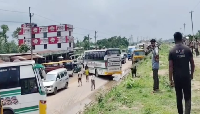 ​হবিগঞ্জ ঢাকা-সিলেট মহাসড়ক আড়াই ঘণ্টা অবরোধ, ভোগান্তিতে যাত্রীরা
