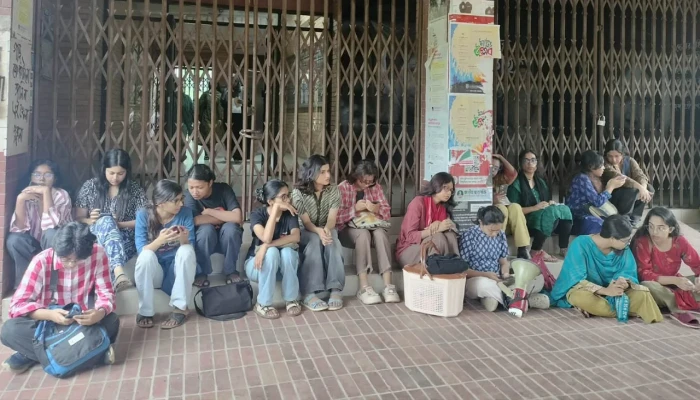 এবার জাবির প্রশাসনিক ভবনে তালা একদল শিক্ষার্থীর