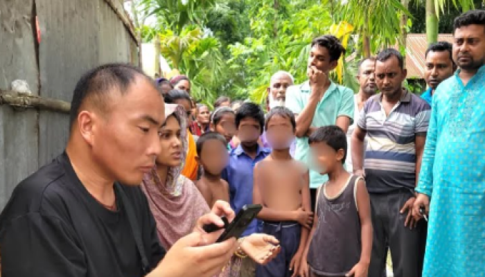 ​সামাজিক মাধ্যমে ভাইরাল: কুড়িগ্রামের গ্রামে চীনা জামাইকে দেখতে ভিড় কালিয়াটারি গ্রামে