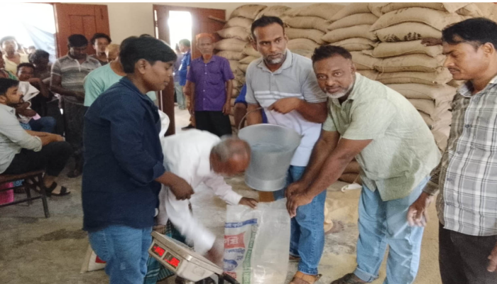 ​ফুলবাড়ী উপজেলার খয়েরবাড়ী ইউপিতে ভিজিএফের চাল বিতরণ\