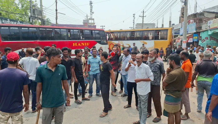 চালককে মারধর, নওগাঁয় দূরপাল্লার বাস চলাচল বন্ধ