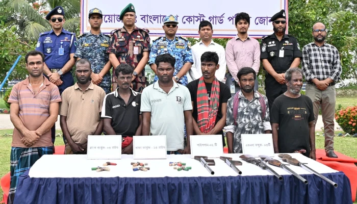 মোংলায় ‘ছোট সুমন বাহিনী’র প্রধানসহ সাত বনদস্যুর আত্মসমর্পণ