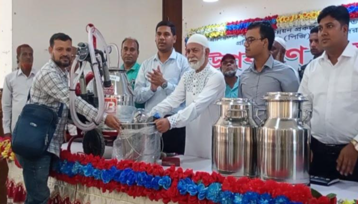 ফুলবাড়ীতে প্রাণিসম্পদ উন্নয়ন প্রকল্পের উপকারভোগীদের মাঝে উপকরণ বিতরণ