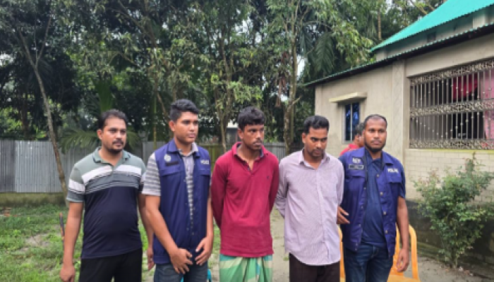 ​কটিয়াদীতে প্রবাসীর স্ত্রীর চোখ-মুখ বেঁধে লুটের ঘটনায় গ্রেপ্তার-২