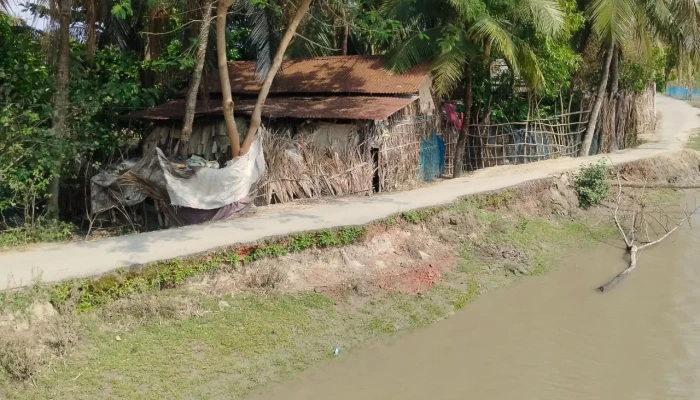 মোংলায় নদীতে বিলীন কোটি টাকার সড়ক