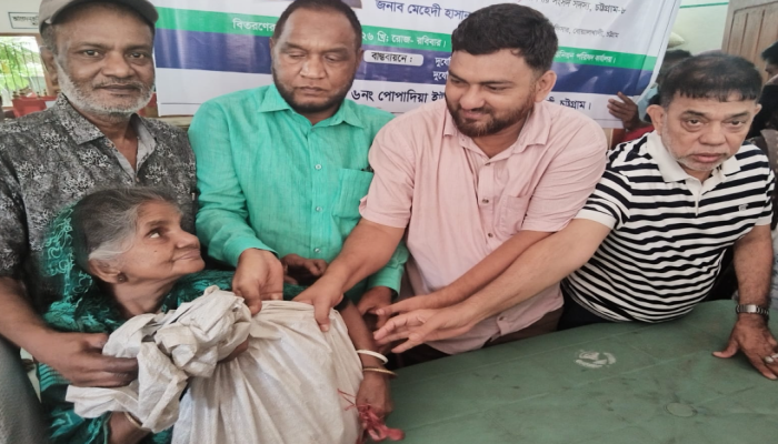 ​বোয়ালখালী পোপাদিয়া ইউনিয়নে ভিজিএফ চাউল বিতরণ সম্পন্ন