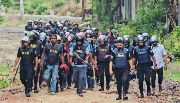 পাহাড় কাঁপল, ক্যাম্প কাঁপল, নড়ল না শুধু গোয়েন্দারা