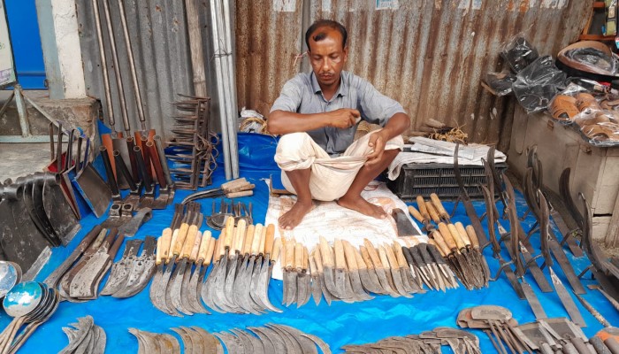 কুরবানী ঈদকে সামনে রেখে ব্যাস্ত সময় পার করছে কামার পল্লীরা