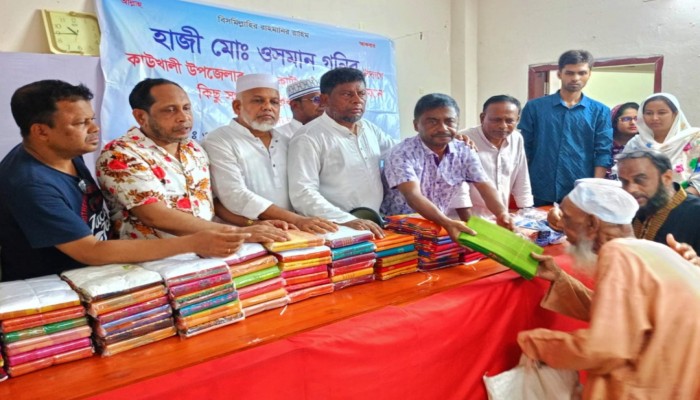 কাউখালীতে শিল্পপতি হাজী ওসমান গনির উদ্যোগে সাড়ে পাঁচ হাজার পরিবার পেল ঈদ উপহার