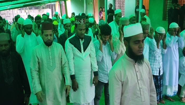 বৃষ্টি উপেক্ষা করে গৌরীপুর সুরেশ্বর দরবার শরীফে ঈদুল আযহার জামাত অনুষ্ঠিত