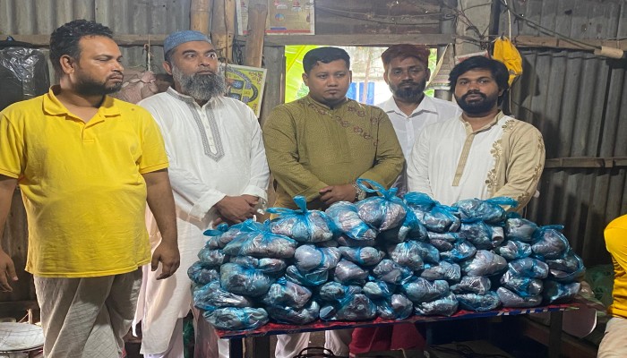অসহায় মানুষের মাঝে কানেকশন এইডের কোরবানির গোশত বিতরণ