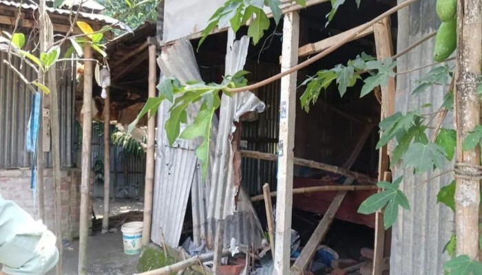 কুড়িগ্রামে ইউপি চেয়ারম্যানের নেতৃত্বে বাড়ি-ঘর ভাংচুর ও লুটপাটের অভিযোগ নারীসহ আহত ৩