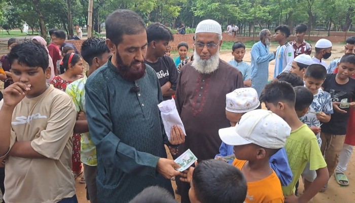 শিশু রামিসার স্মরণে পথশিশুদের মাঝে ঈদত্তোর ঈদ সেলামি দিলেন সেলিম উদ্দিন