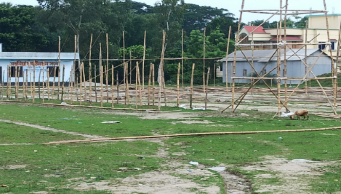 ​ঈদুল আজহার সাতদিন পরও রশুনিয়া স্কুল মাঠে রয়ে গেছে কোরবানির হাটের বর্জ্য