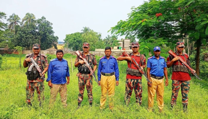 ​হিলি সীমান্তে ভারতীয় পুশইন প্রতিরোধে বিজিবির সঙ্গে গ্রাম পুলিশের যৌথ টহল জোরদার