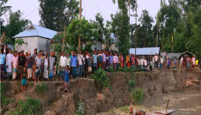 ​কালজানির করাল গ্রাসে তিন দিনে বিলীন ৭০ বসতভিটা, আতঙ্কে সীমান্তঘেঁষা দুই গ্রামের মানুষ