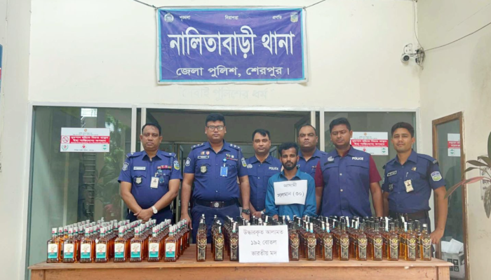 ​নালিতাবাড়ীতে প্রাইভেটকারে ১৯২ বোতল ভারতীয় মদসহ যুবক গ্রেফতার