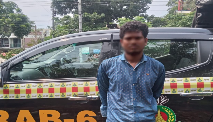 ঢাকা-মাওয়া এক্সপ্রেসওয়েতে বেপরোয়া গতিতে মর্মান্তিক সড়ক দূর্ঘটনায় ঘাতক বাস চালক মনিরুল ইসলাম (৩১)’কে মাগুরা সদর এলাকা হতে গ্রেফতার করেছে র‌্যাব