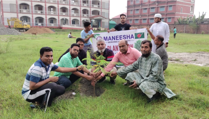 ​পরিবেশ রক্ষার অঙ্গীকারে কালীগঞ্জে মনীষার বৃক্ষরোপণ কর্মসূচি