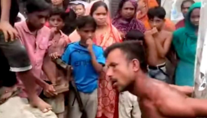 কুষ্টিয়ায় শিশু ধর্ষণের অভিযোগে এক ব্যাক্তিকে গণধোলাই দিয়ে পুলিশে সোপর্দ