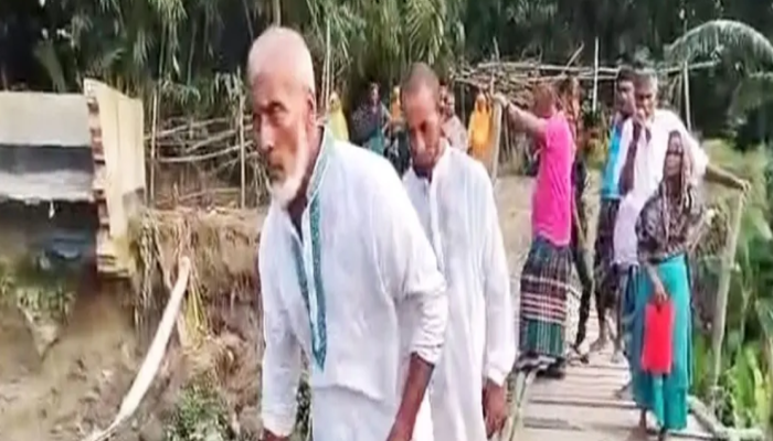 ভেঙে গেছে কাঠের সাঁকো, ঝুঁকি নিয়ে খাল পার হচ্ছেন পথচারীরা