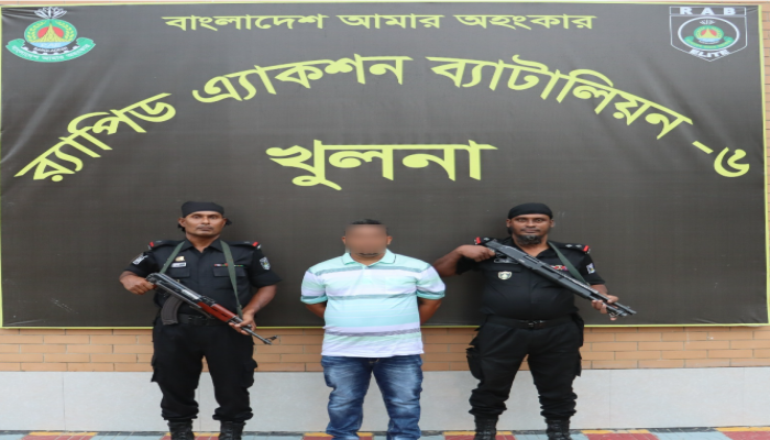 খুলনার পাইকগাছায় মব সৃষ্টি করে যুবককে হত্যার মামলা রুজুর পরবর্তী ২৪ ঘণ্টার মধ্যে প্রধান আসামি নাজমুলকে গ্রেফতার করেছে র‌্যাব-৬