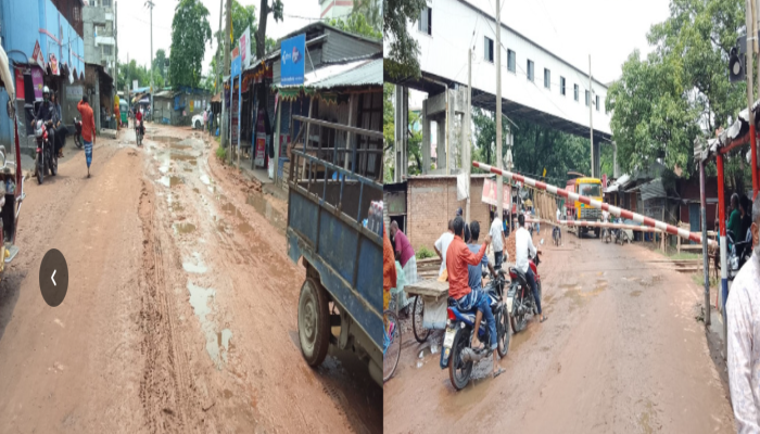 ​বড়পুকুরিয়া রেল ক্রসিং পারাপারের রাস্তাটির বেহাল অবস্থা॥