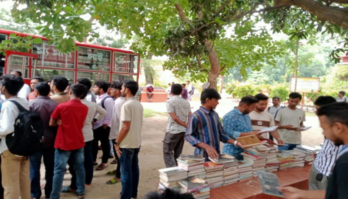 রাজশাহী কলেজে ভ্রাম্যমাণ পাঠাগারের গাড়িতে শেখ মুজিব ও হাসিনাকে নিয়ে লেখা ৩০০ বই জব্দ করলো ছাত্রদল