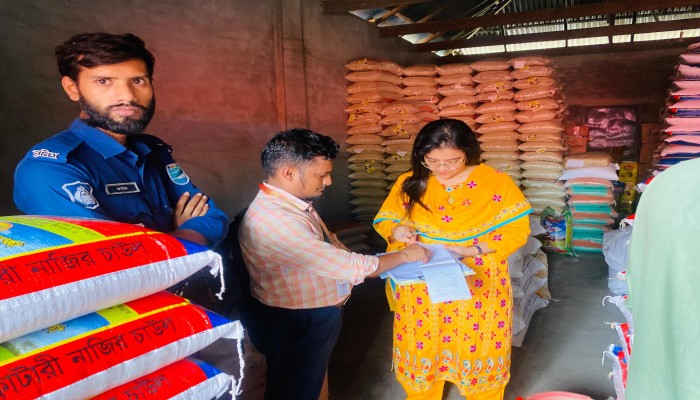 পাটের মোড়কের বদলে অন্য উপকরণ, কালীগঞ্জে দুই ব্যবসায়ীকে ১৩ হাজার টাকা জরিমানা