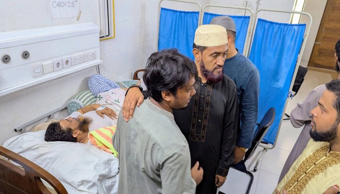 মিরপুর মাজার মসজিদের খতিবকে দেখতে হাসপাতালে জামায়াত নেতা মোহাম্মদ সেলিম উদ্দিন