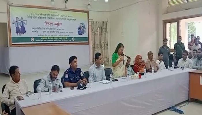 নকলায় জেলা প্রশাসকের মতবিনিময় সভা অনুষ্ঠিত, শিক্ষার্থীদের মাঝে স্কুল ব্যাগ ও গাছের চারা বিতরণ