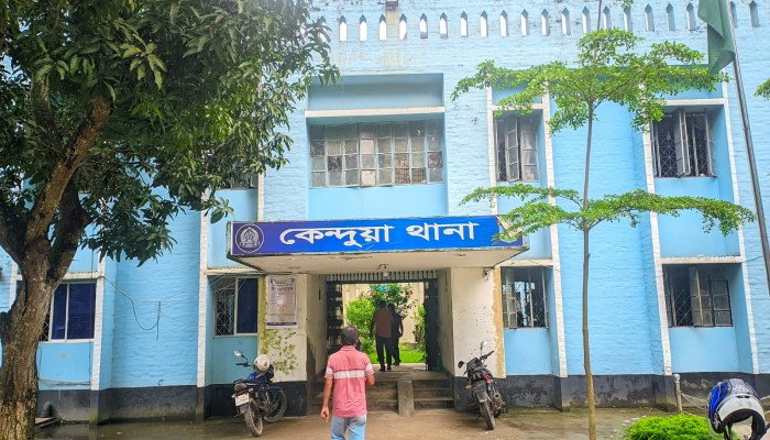 কেন্দুয়ায় জনতার হাতে ধৃত মাদক কারবারি পুলিশ হেফাজত থেকে উধাও