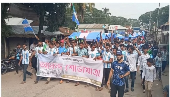 কেন্দুয়া পৌর শহরে আর্জেন্টিনার ৪৫০ ফুট পতাকা নিয়ে আনন্দ মিছিল