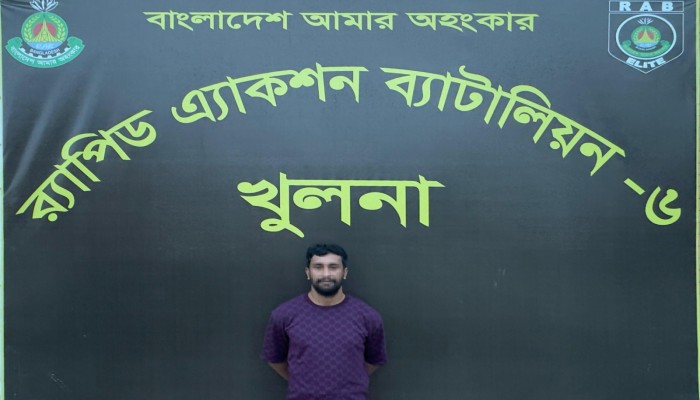 বাগেরহাট জেলার চিতলমারী থানার চাঞ্চল্যকর আমির হামজা হত্যা মামলার এজাহার নামীয় পলাতক আসামি মোঃ সোহেল হোসাইন ওরফে বডি সোহেলকে গ্রেফতার করেছে র‌্যাব-৬