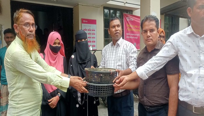 প্রশিক্ষণ শেষে কিশোরীদের হাতে হাঁস-মুরগি ও নগদ সহায়তা