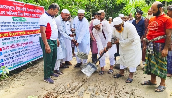 বাবুগঞ্জে জামায়াত কর্মীদের উদ্যোগে রাস্তা সংস্কার ও পরিচ্ছন্নতা কার্যক্রম