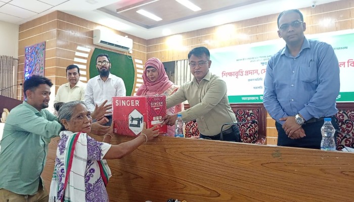 জামালপুরে ক্ষুদ্র নৃ-গোষ্ঠীর শিক্ষার্থীদের মাঝে শিক্ষাবৃত্তি, সেলাই মেশিন ও বাইসাইকেল বিতরণ