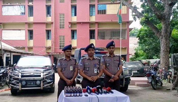 মতিহারে অর্ধশত বোতল এসকাফ ও ইয়াবাসহ ৩ মাদক কারবারী গ্রেফতার