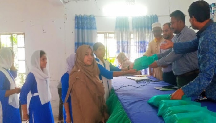কাউখালীতে কিশোরীদের সচেতনতামূলক প্রশিক্ষণ, চেক ও ফলজ গাছের চারা বিতরণ অনুষ্ঠিত