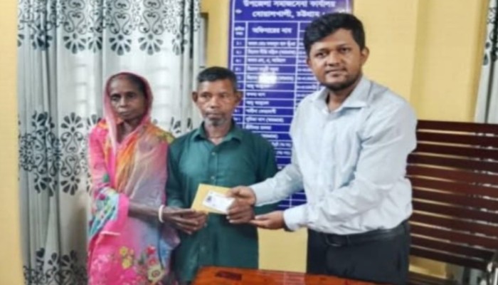 বোয়ালখালীতে ৮ বছর পর পেলেন ‘সুবর্ণ নাগরিক কার্ড’