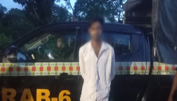 রাজবাড়ীর গোয়ালন্দঘাটে মাদকদ্রব্য উদ্ধার অভিযানে এসিল্যান্ড-এর উপর আক্রমণ মামলার প্রধান আসামি ফয়সাল শেখ (৩০)'কে বাগেরহাটের ফকিরহাট হতে গ্রেফতার করেছে র‌্যাব|*