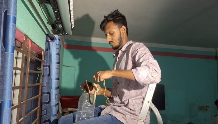 বরিশালে বাসার এসির ভেতরে মিললো দুই জোড়া কালনাগিনী সাপ