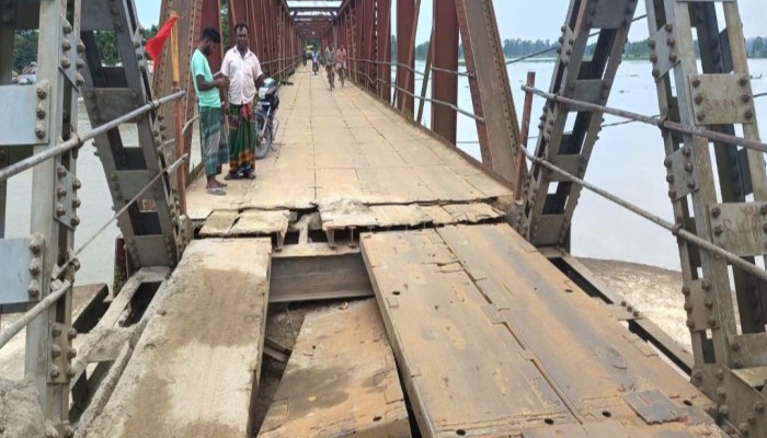কুড়িগ্রামে ১৪০ বছরের সোনাহাট সেতুর পাটাতন ভেঙে যান চলাচল বন্ধ; ভোগান্তি চরমে