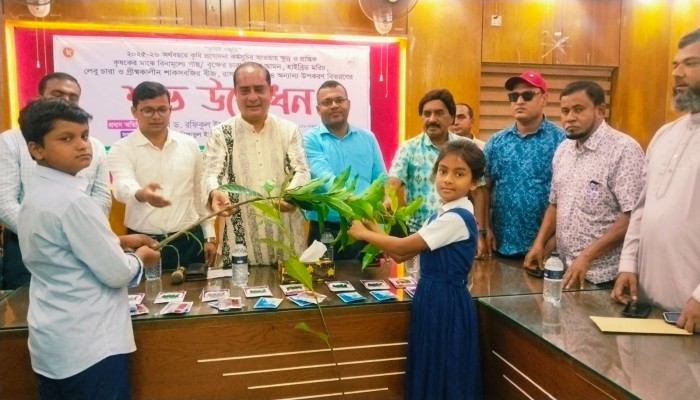 কেন্দুয়ায় কৃষি প্রণোদনা কর্মসূচির উদ্বোধন