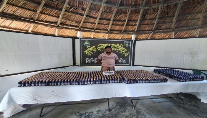 সাতক্ষীরা জেলার দেবহাটা থানাধীন মাঝ সখিপুর এলাকা থেকে ১,০৩৫ বোতল ফেন্সিডিলসহ এক মাদক ব্যবসায়ীকে গ্রেফতার করেছে র‍্যাব-৬, সিপিসি-১, সাতক্ষীরা