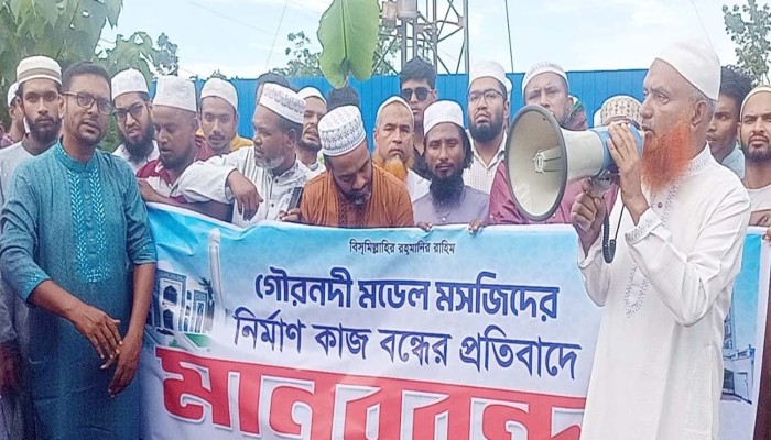 গৌরনদীতে মডেল মসজিদের ৩০ ভাগ নির্মান কাজ শেষে স্থানান্তরের গুঞ্জন