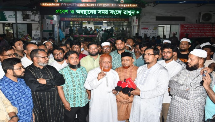 গুলিস্তানে বিএনপি'র সন্ত্রাসী হামলায় গুরুতর আহতদের দেখতে হাসপাতালে জামায়াত নেতৃবৃন্দ