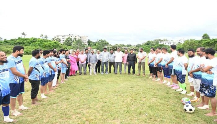 কুবি কর্মকর্তা-কর্মচারীদের প্রীতি ফুটবল ম্যাচ অনুষ্ঠিত